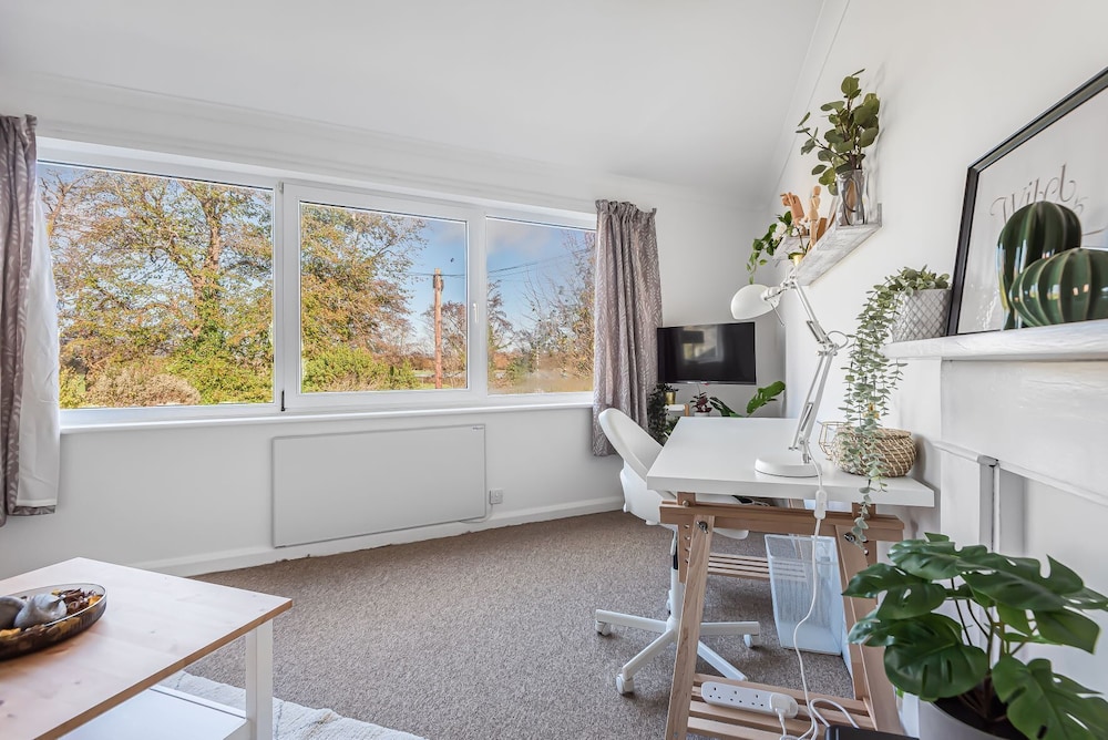 2 Bed in Historic Tonbridge - 35 Mins From London view 5
