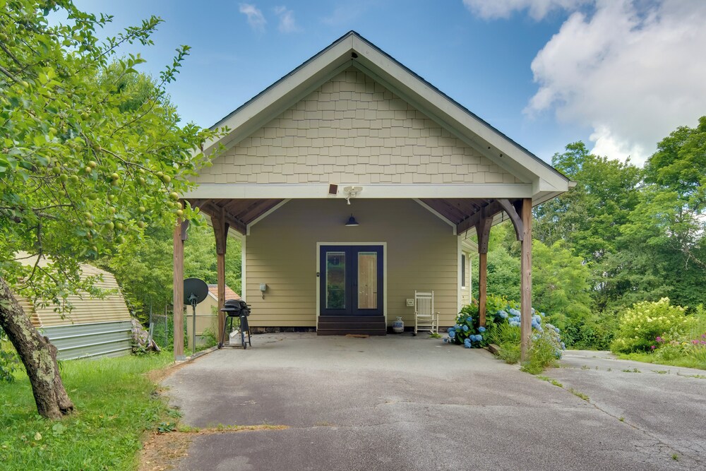 Getaway w/ Guest House - 6 Mi to Lake Glenville!