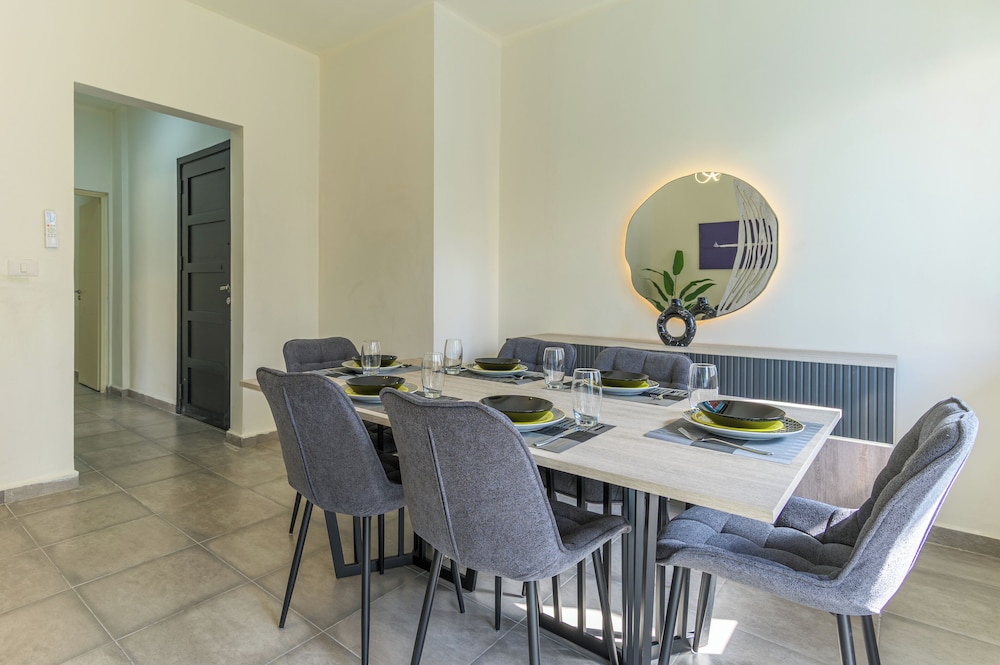 Cove - 2Br Apt W Balcony in Mar Mikhael