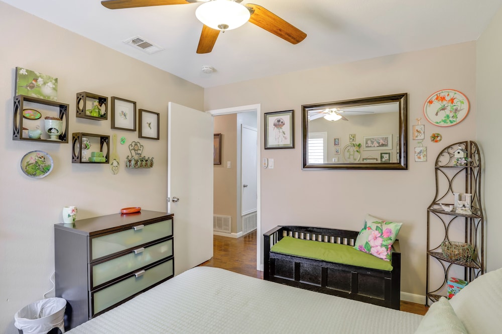5 Mi to Lewisville Lake: Couple's Retreat w/ Yard