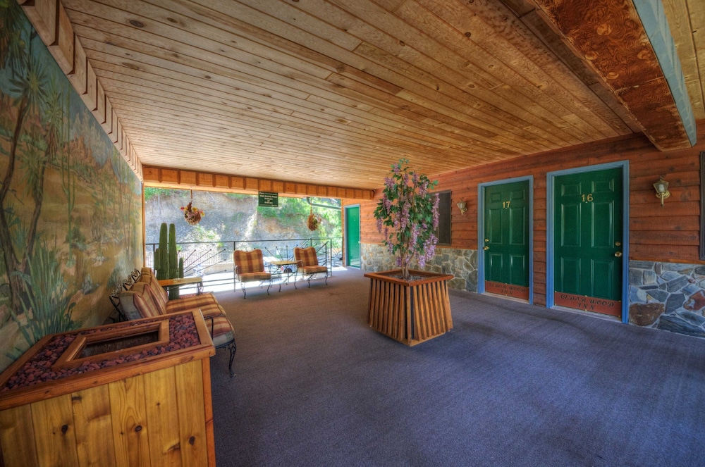 Cedar Wood Inn