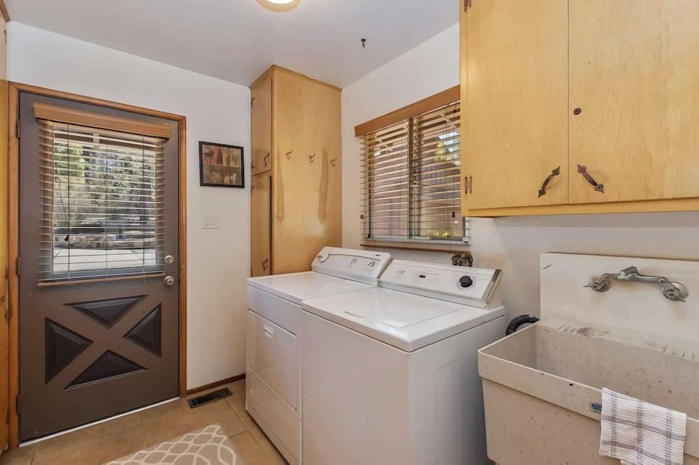 Sleeps 23 2 Homes, Lakefront, Private Dock, Hot Tub, Game Room, Swingset, View