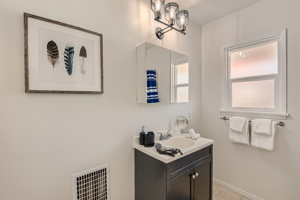 Walk to Beach - King Apt In 1 Area - AC