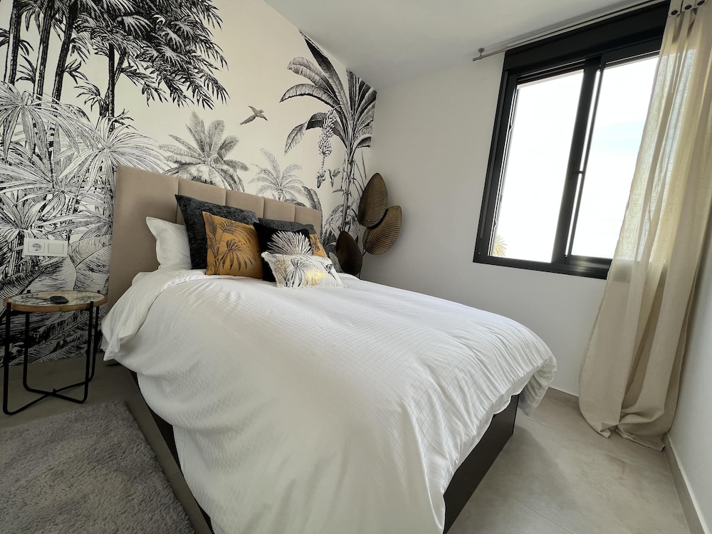 Outstanding 2 bed Apartment With Rooftop sea Views