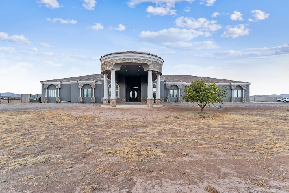 Luxury Home With Slide Pool/spa/movie Theatre 5 Bedroom Home