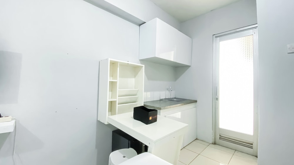 Stunning and Comfy Studio at Green Bay Pluit Apartment