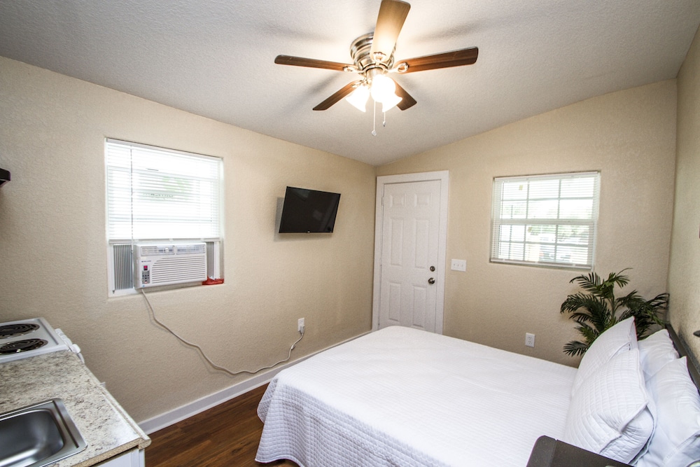 Remodeled Studio Near Downtown view 4