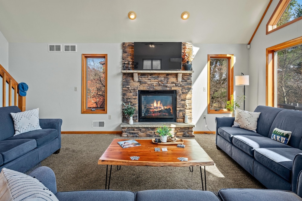 Lake View Chalet by Avantstay Lake Access Deck