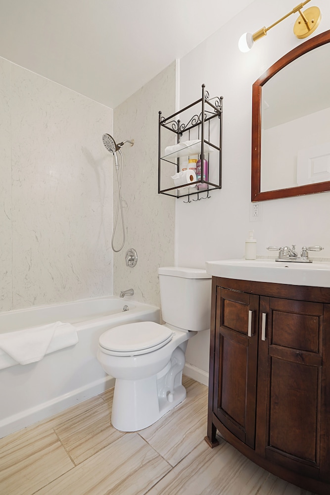 Tranquil 2BR with Coastal Mountain Views