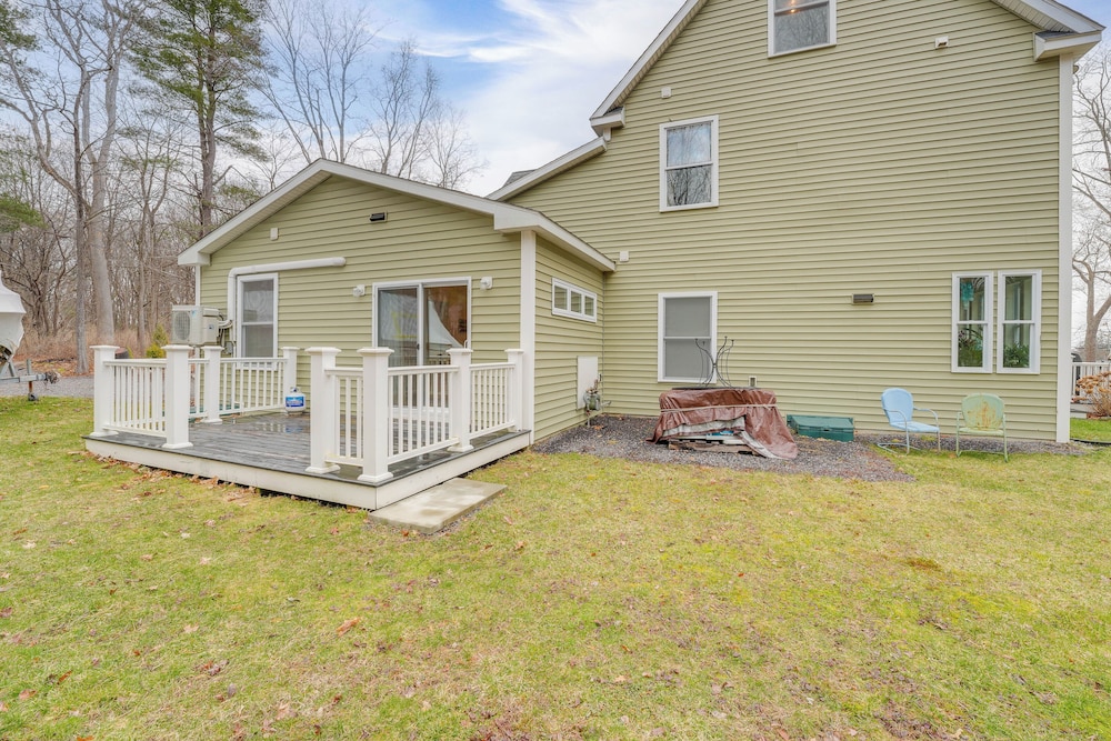 Near Portland trails: Walkable Apartment w/ Deck