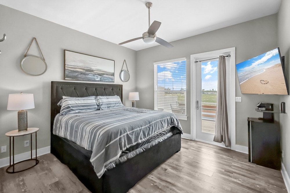Waterfront Condo With Rooftop + Pool + Boat Slips