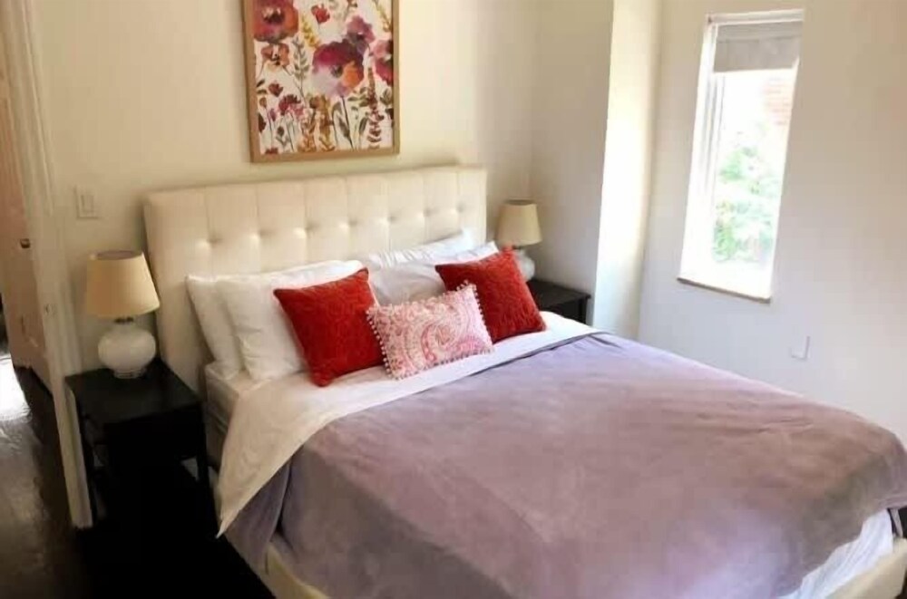 Spacious 5br Sleeps 10 University District 5 Bedroom Home