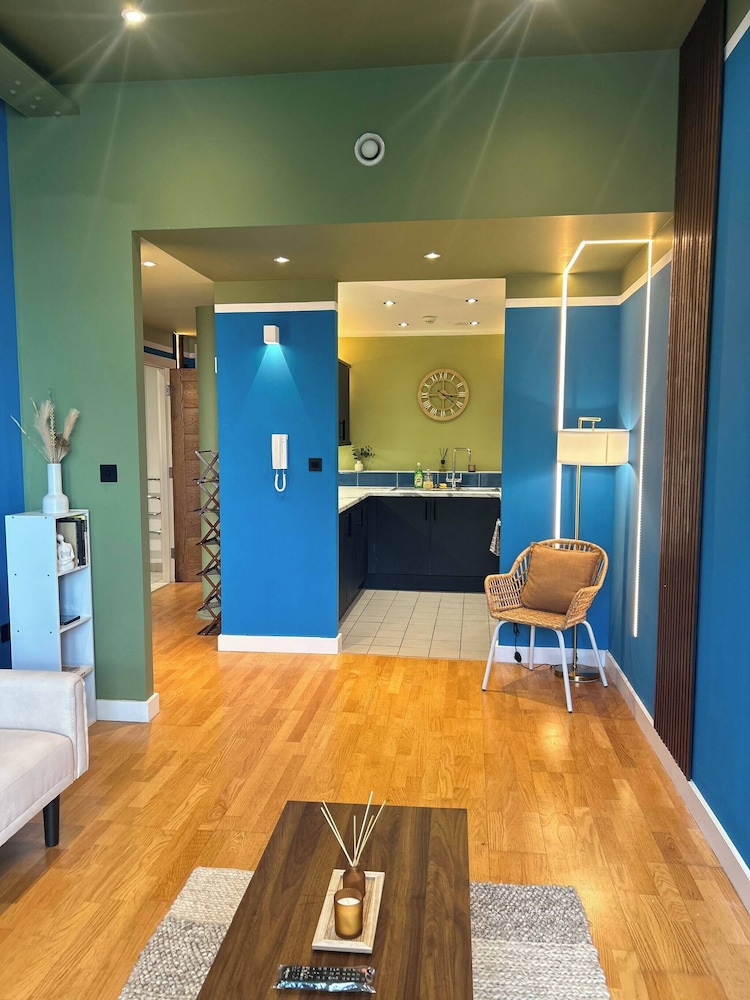 Modern City Blue Apartment Next To The AO Arena Free Parking