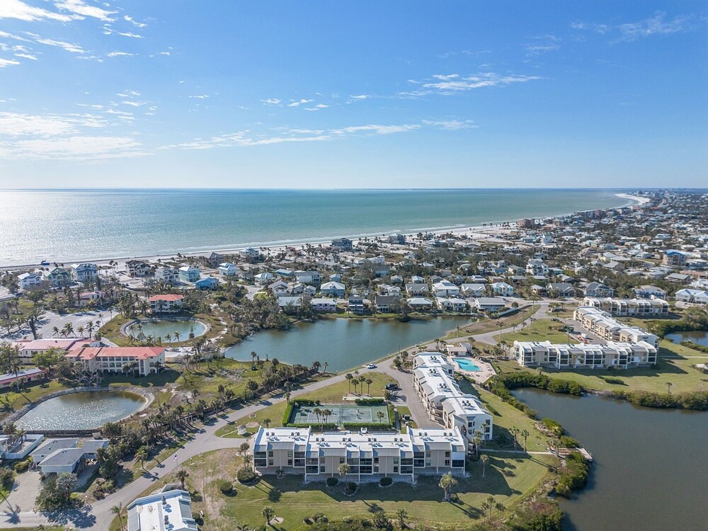 Bay Village 126: Charming Beachfront 2br/2ba Condo W/ Balcony 2 Bedroom Condo
