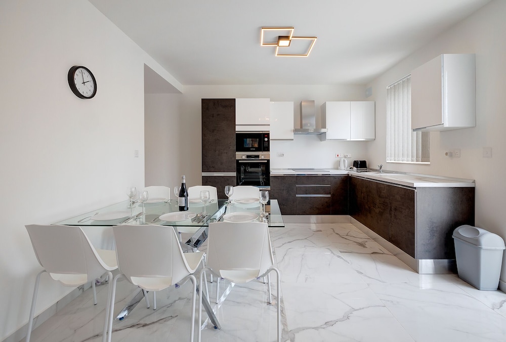 Deluxe Apartment Steps to St George's Bay