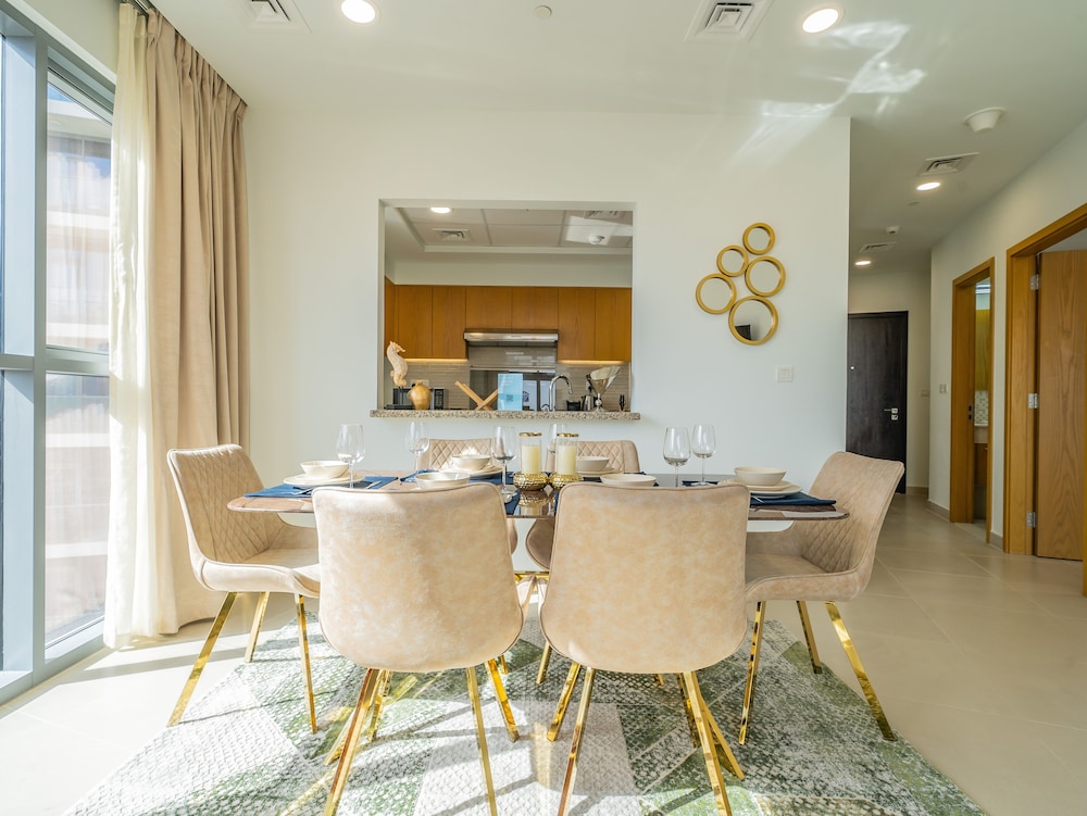 Glamorous Apartment Facing Burj Khalifa