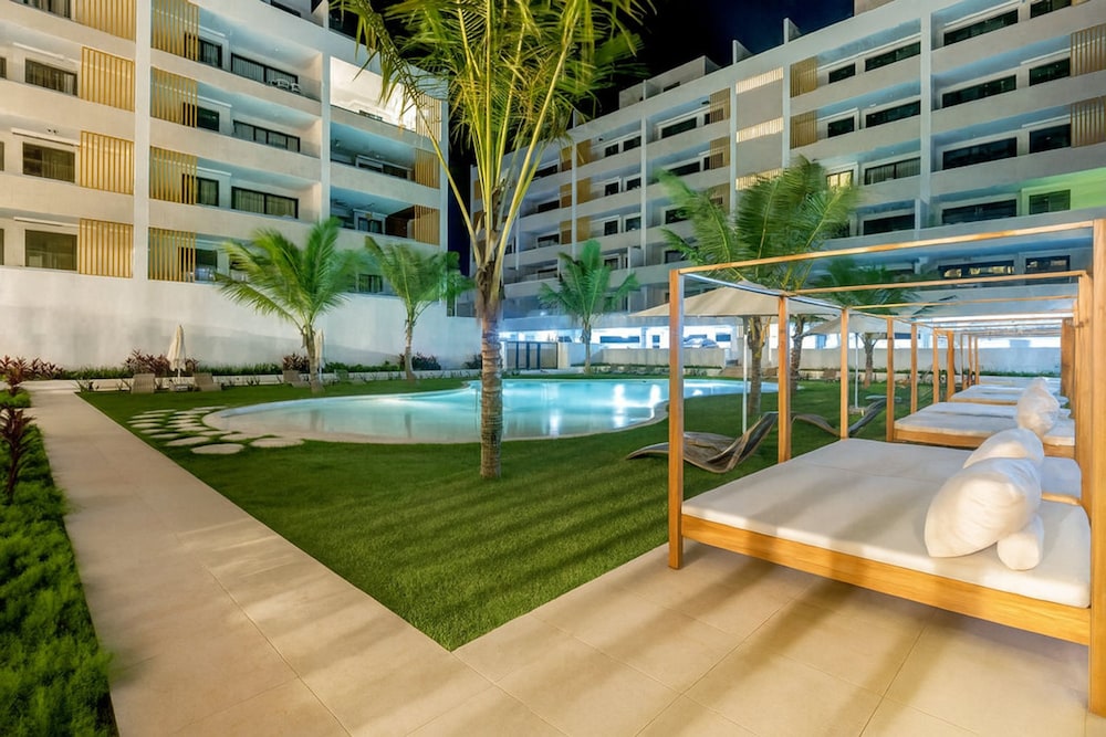 Chic 2BR Stay w Terrace Picuzzi 5 Min to Beach