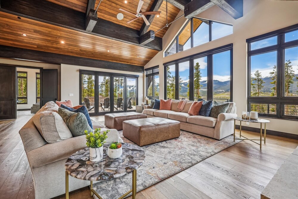 The Crowne Summit 6 Bedroom Home