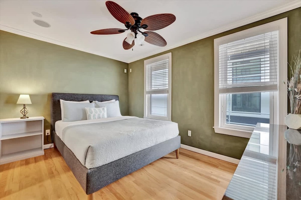 Stones Throw Beachfront Premier Suite 4 Views