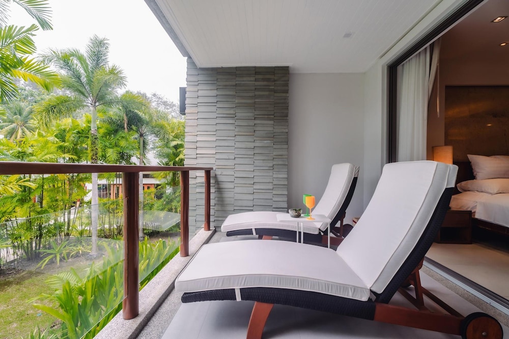 Pearl Of Naithon 3 Bedroom Beachfront Condo