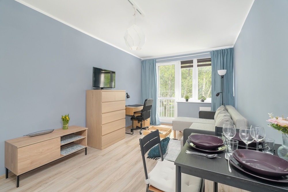 Poznan Apartment With 2 Desks by Renters