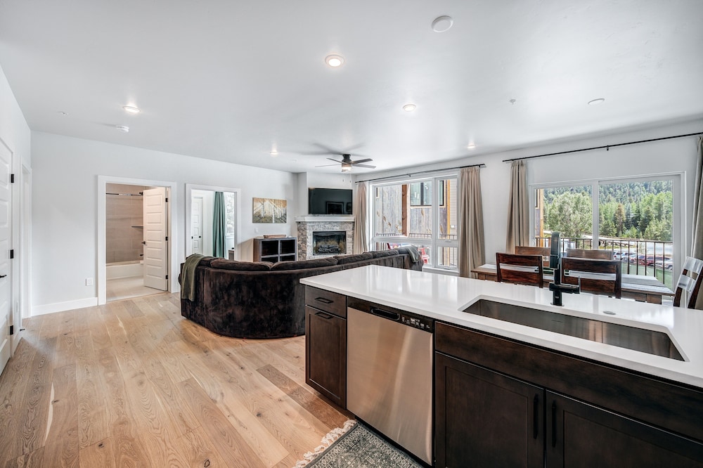 Spacious And Luxurious 2br Condo - Kids Ski Free 2 Bedroom Condo