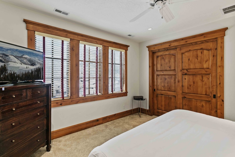 6565 Lookout Drive - Four Bedroom with Spa 4 Condo