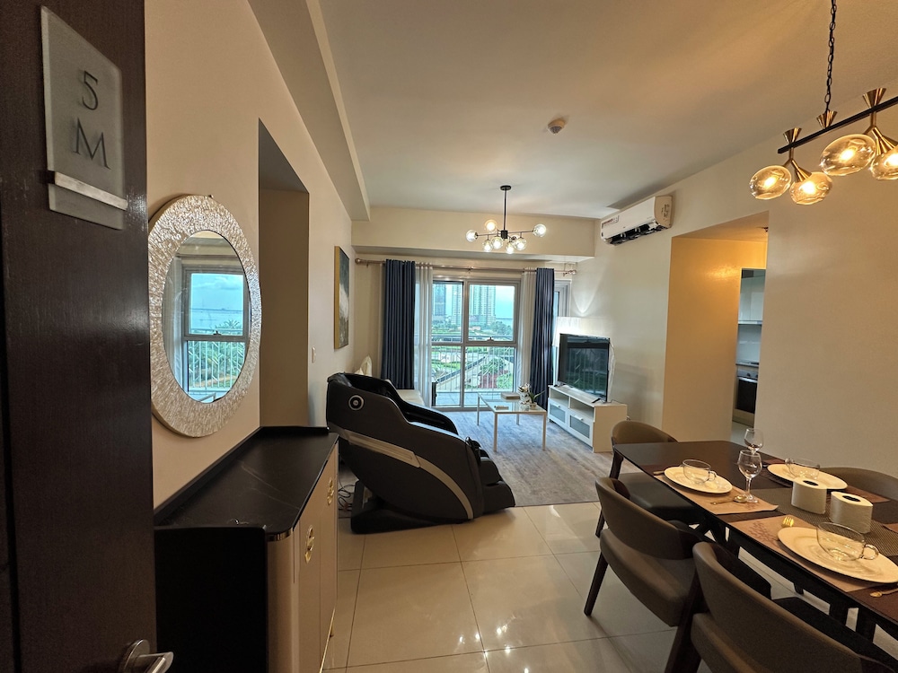 Luxury Penthouse & High-Floor Hotel near City of Dreams, Airport, Okada, and Solaire Casino