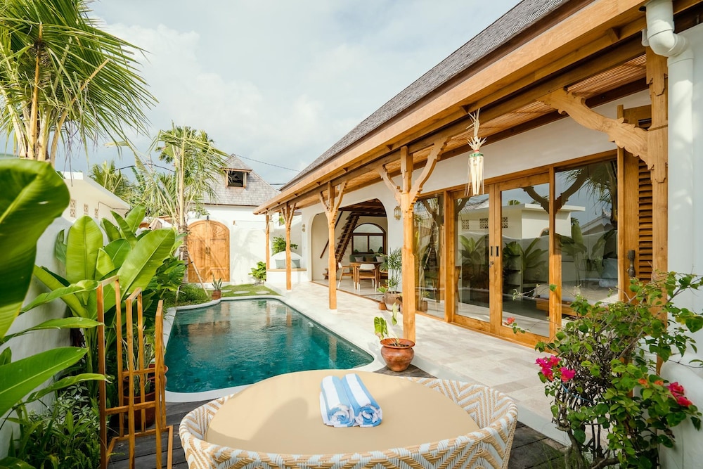 Villa Canggutopia 1 by Alfred in Bali - Tropical Hideaway 1BR Pool Villa Prime Location Canggu Beach