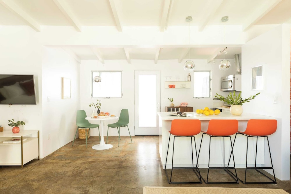2 Rooms, Sleeps 8 Retro Hotel w/ Pool Wesley King Studio Buyout by Avantstay