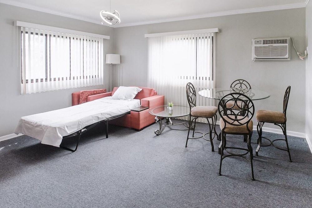 Charming Room w/ Private Bath & Wi-fi in Brownstown!