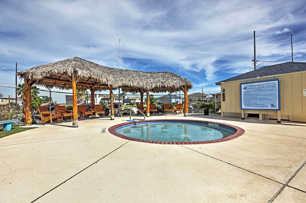 Beachfront Home w/ Pool Access in Galveston!
