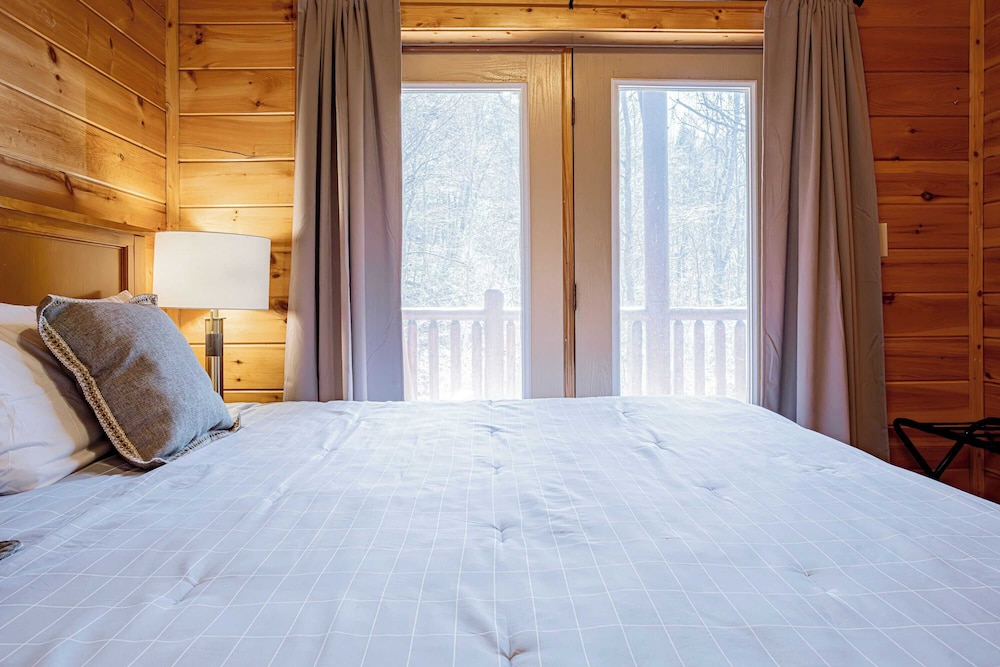 Bear Creek Way by Avantstay Hot Tub, Game Room, Air Hockey, Near Dollywood & Smoky Trails