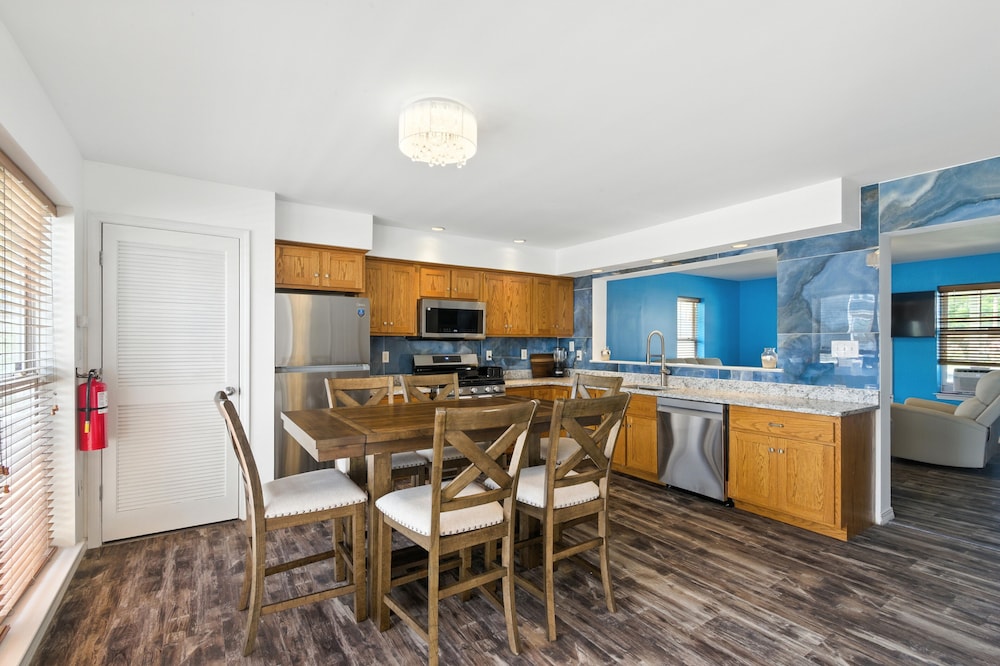 Stylish 3br Retreat Walk To Beach & Boardwalk 3 Bedroom Home