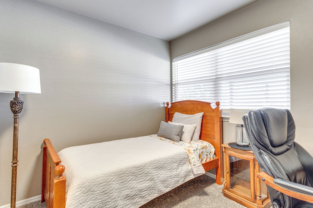 4 Mi to Dtwn Guthrie: Family Home w/ Fire Pit!
