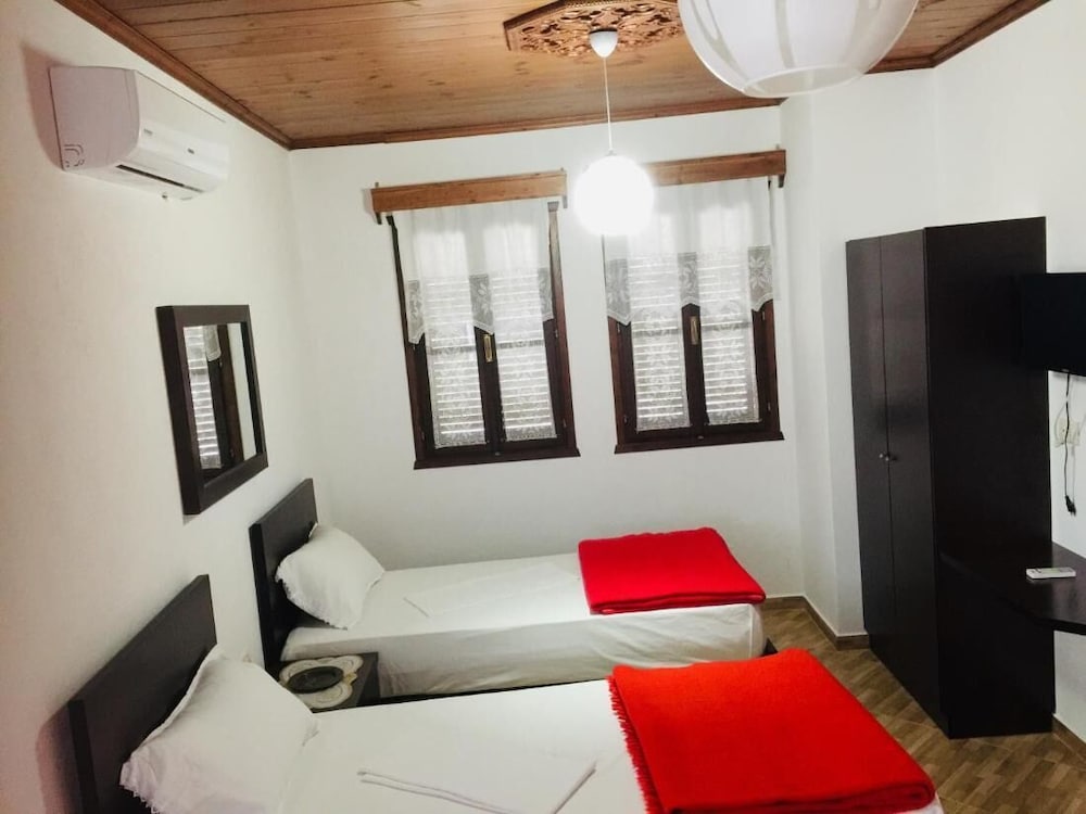 Denis - Private Rooms Guesthouse Gjirokastra