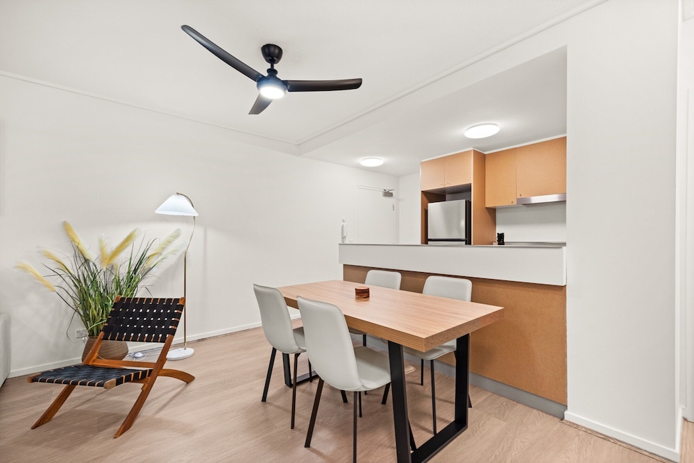 Vibrant 2-bed Apartment With Pool and Gym Access