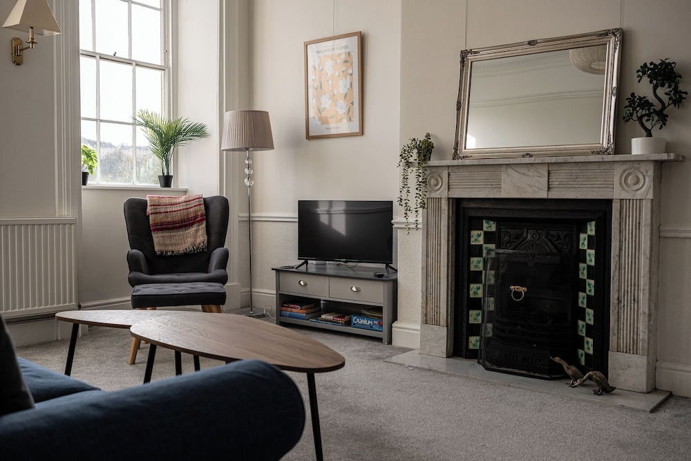 Garden Flat Apartment in Grosvenor Place