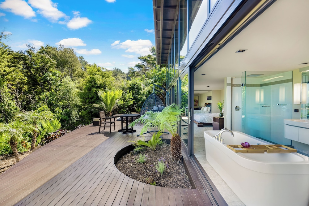 Jacuzzi Suite - Ocean Views & Beach
