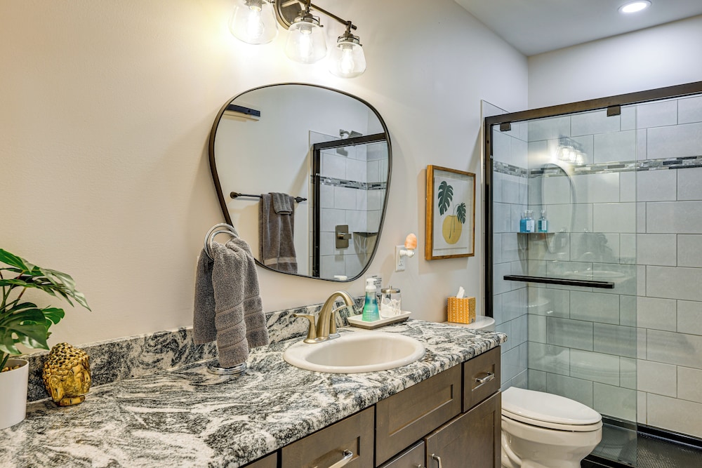 Luxurious 'litfin Loft' - Walk to Main St Akron