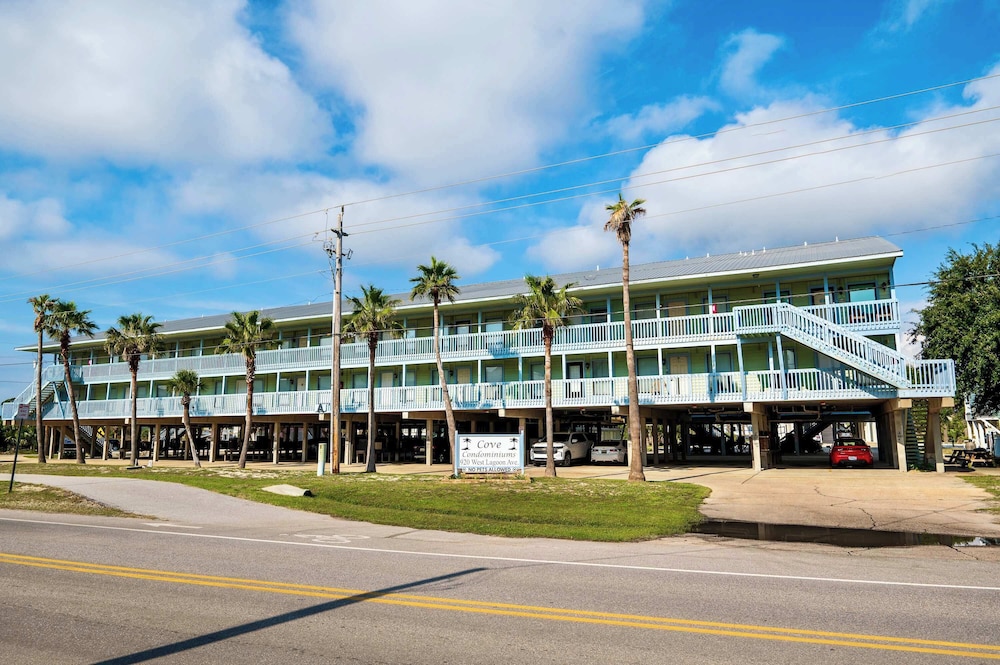 Walk to Beach Pool Sleeps 6!