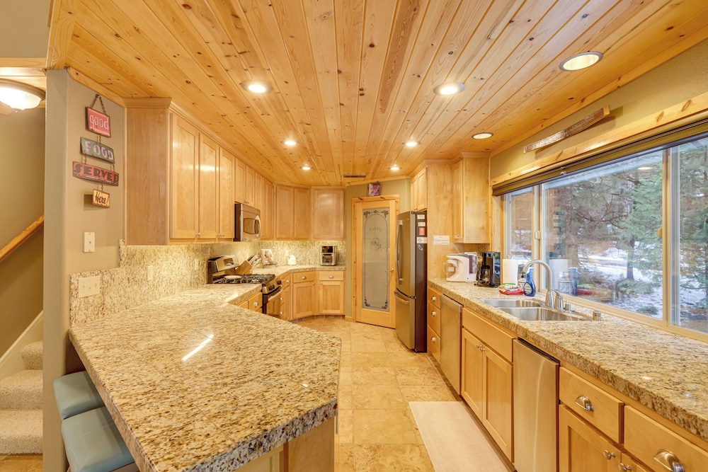 5 Mi to Dodge Ridge: Cabin in Strawberry