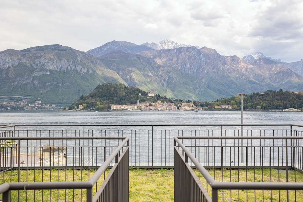 Lakefront Contemporary