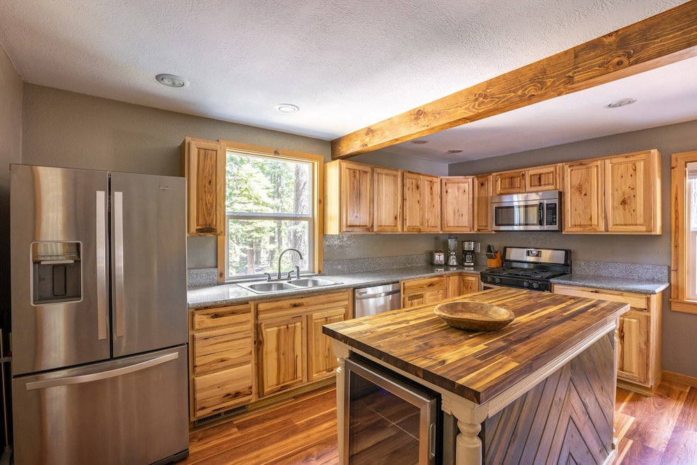 Sweet Pine Deck + Hot Tub, Cozy Modern Interior Close to Ski Resort! view 4