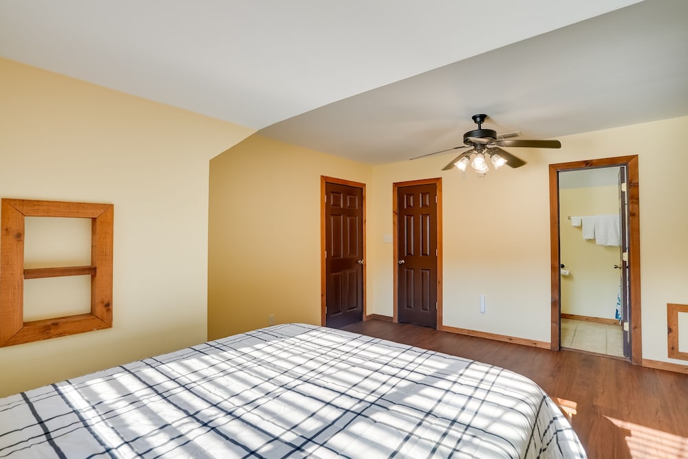 Marshall Vacations - Pet-friendly Jefferson Home Near Lake O the Pines - Property Image 5