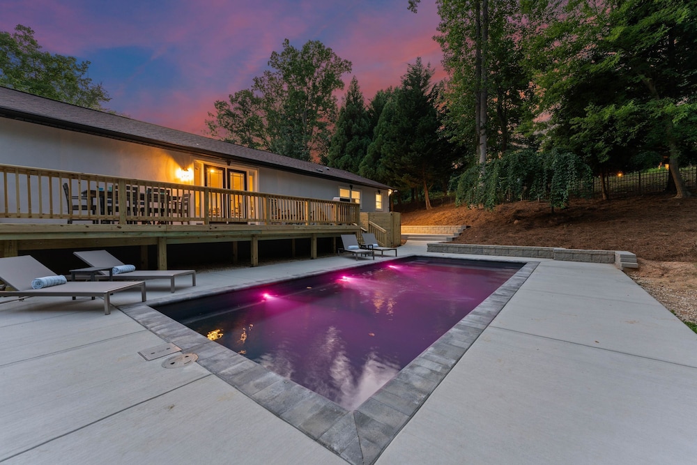 Fireside Fun by Avantstay Sleeps 18 Waterfront Pool