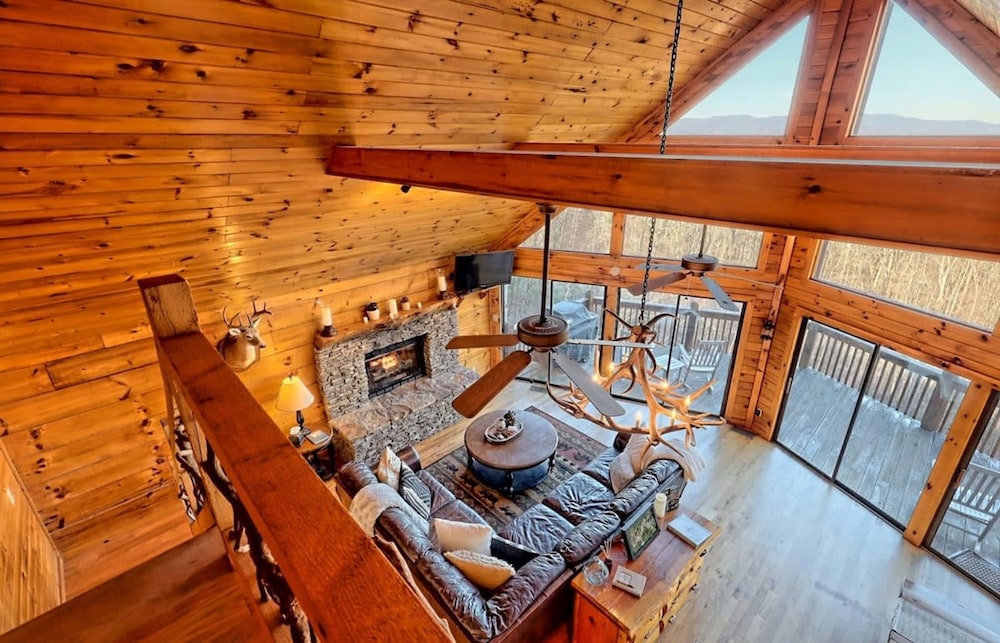 Hot Tub 3 Fireplaces Mountain Views Game Room