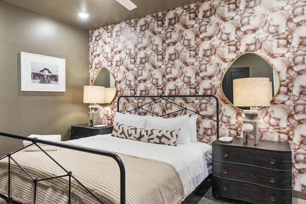 Modern Cowboy - Private Balcony - Mins To Broadway