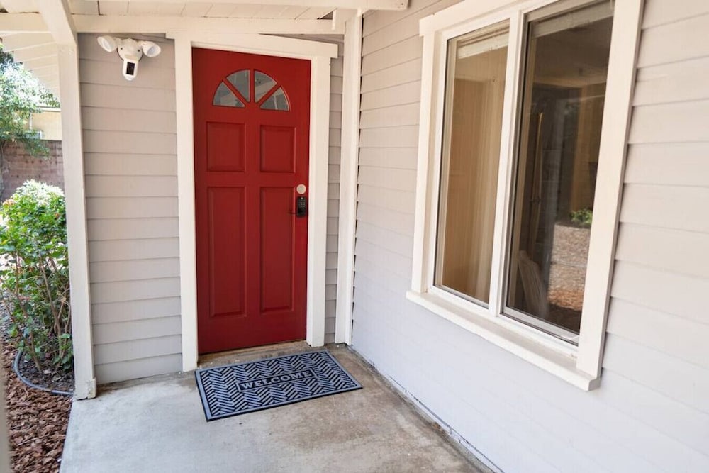 Updated 1BR House in Glendale With Private Fenced Yard p55