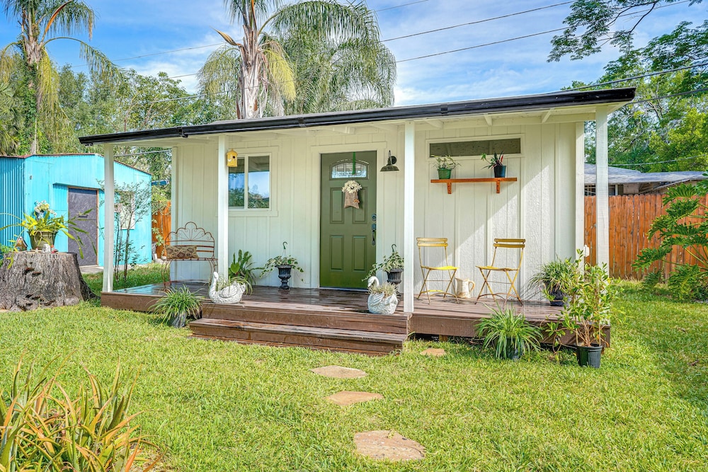 Walk to Parks & Golf: Artsy Bungalow in Lakeland!